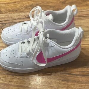 Nike Kids Sneakers in White and Pink